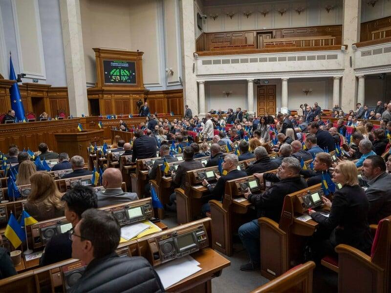 "Досить мудрості". Рада виключила з проекту бюджету підвищення зарплат прокурорам.