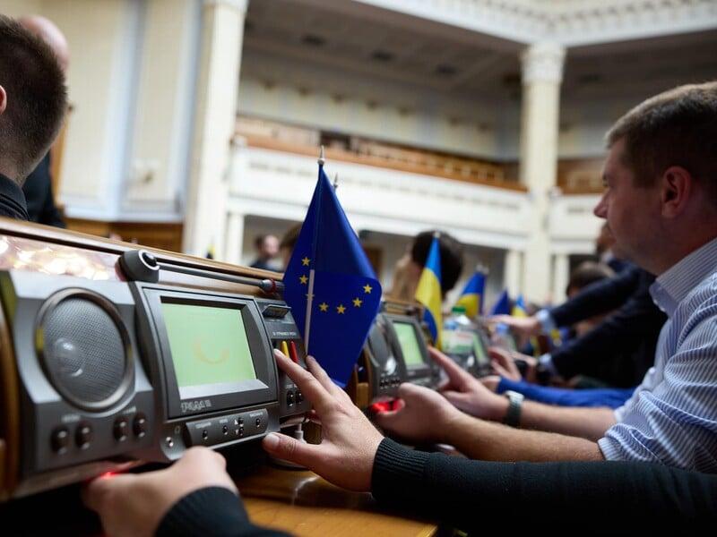 Понад 2 млн грн на кожного. У затвердженому Радою бюджеті витрати на утримання депутатів зросли на чверть.