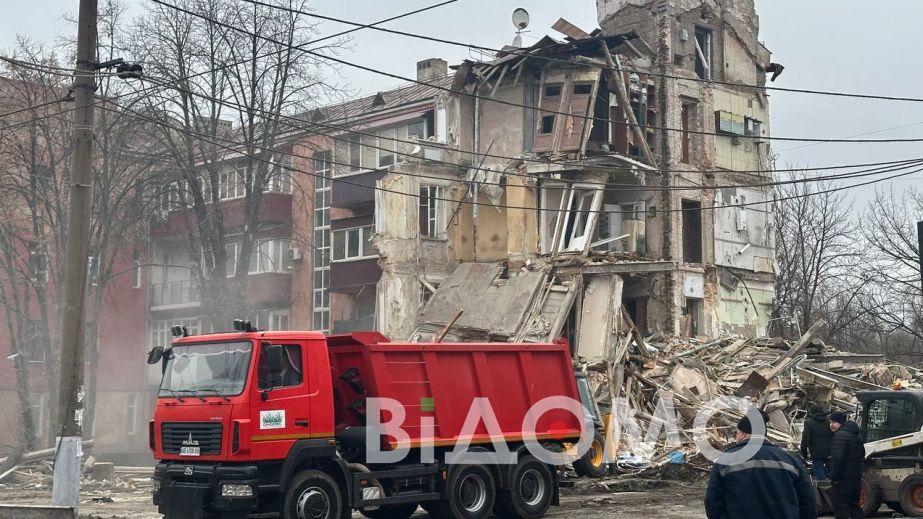 Як у Кривому Розі поліція врятувала собаку з-під завалів після ракетного удару (ВІДЕО)