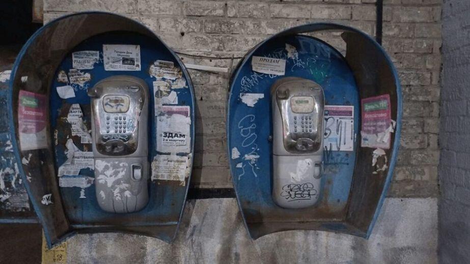 В Днепре на одном из проспектов нашли старые таксофоны (ФОТО).