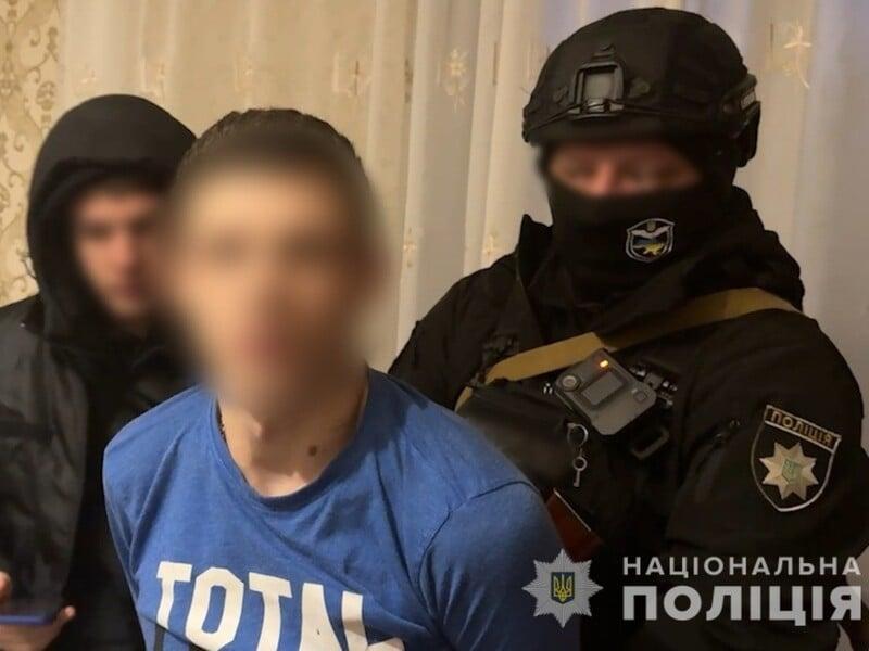 "Вдавались в роль військових". Поліція затримала підозрюваних у привласненні понад 2,5 млн грн. Дивіться відео.