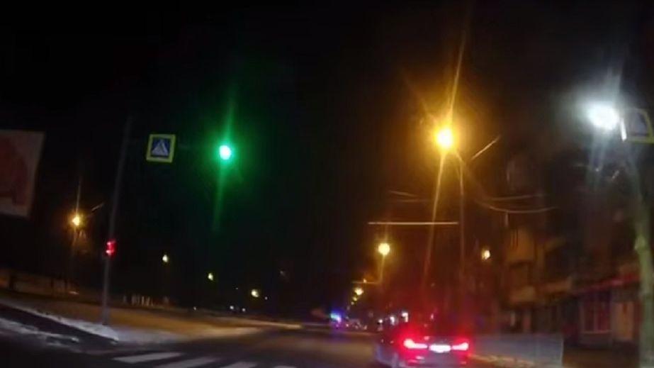 On Poly Avenue in Dnipro, a BMW driver accelerated suddenly and crashed into a tree (VIDEO).