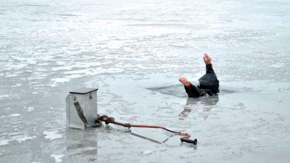 In Dnipropetrovsk region, rescuers are searching for a man who fell through the ice (PHOTO).