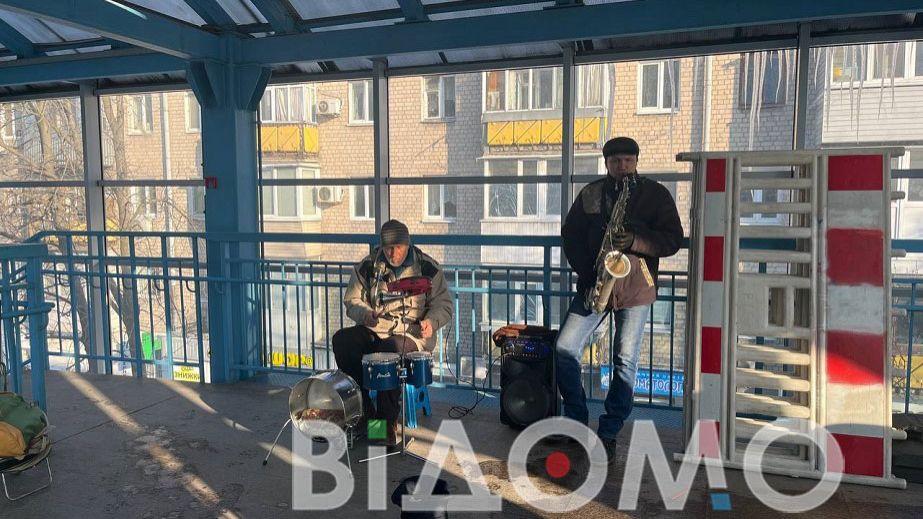 Musicians entertain passersby in the overhead crossing on Slobozhansky (PHOTOS, VIDEO).