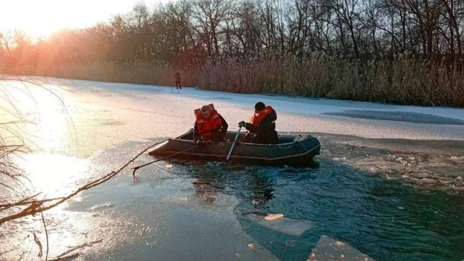 In the Synelnykove district, the body of a man who fell through the ice yesterday was recovered from the river (PHOTO).