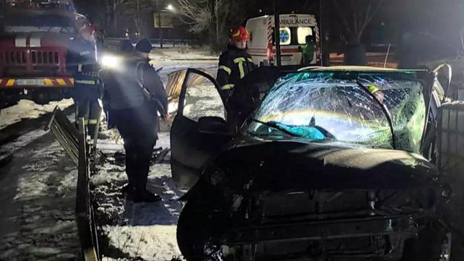 В Днепропетровской области после аварии спасатели извлекли водителя легкового автомобиля из искорёженной машины (ФОТО).